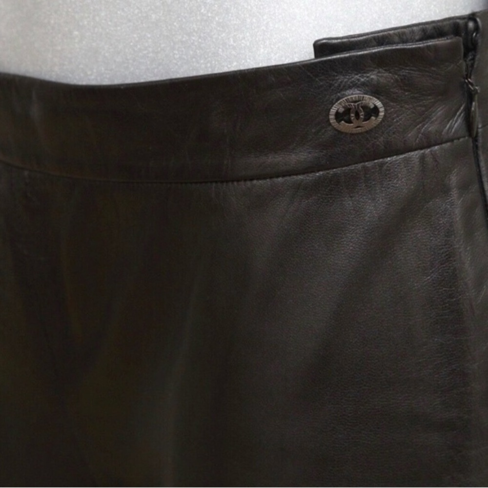 Authentic CHANEL Elegant Black Leather pants so cute 38 runs small